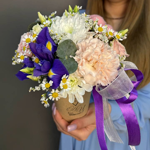 Яркий цветочный стаканчик в крафтовом пакете 