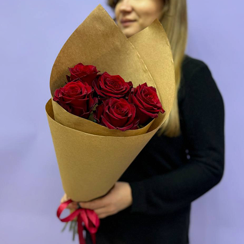 5 роз Эквадор в упаковке крафт 