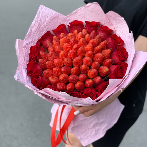 Розы и клубника