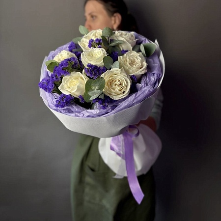 Розы со статицей