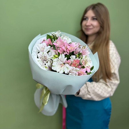 9 Альстромерий в дизайнерской упаковке